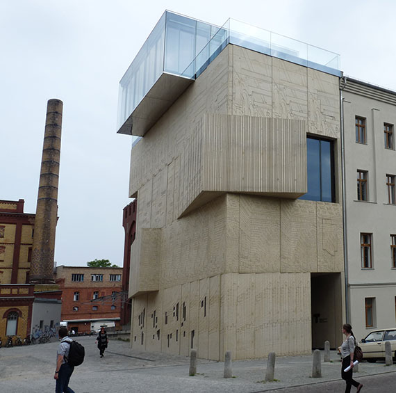 Építészeti Rajzok Múzeuma – Ulrike Graefenhain (icipici négyemeletes, rajzos beton homlokzat)
