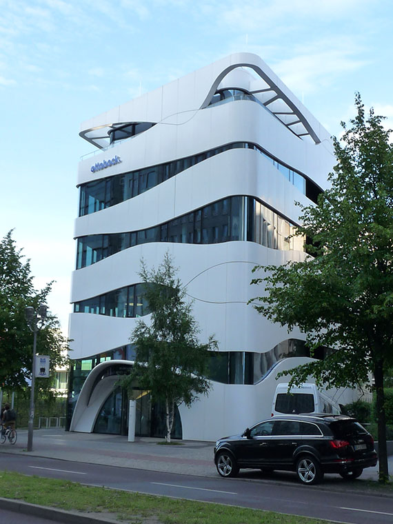 Orvostechnológiai kiállítóközpont a fal helyén - (Gnaedinger Architekten és az Art+Com dizájner cég munkája)