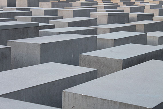 Peter Eisenman - a holokauszt zsidó áldozatainak emlékműve (Ellentmondás nélkül tud megrendítő emlékhely és vidám játszótér lenni egyszerre.)